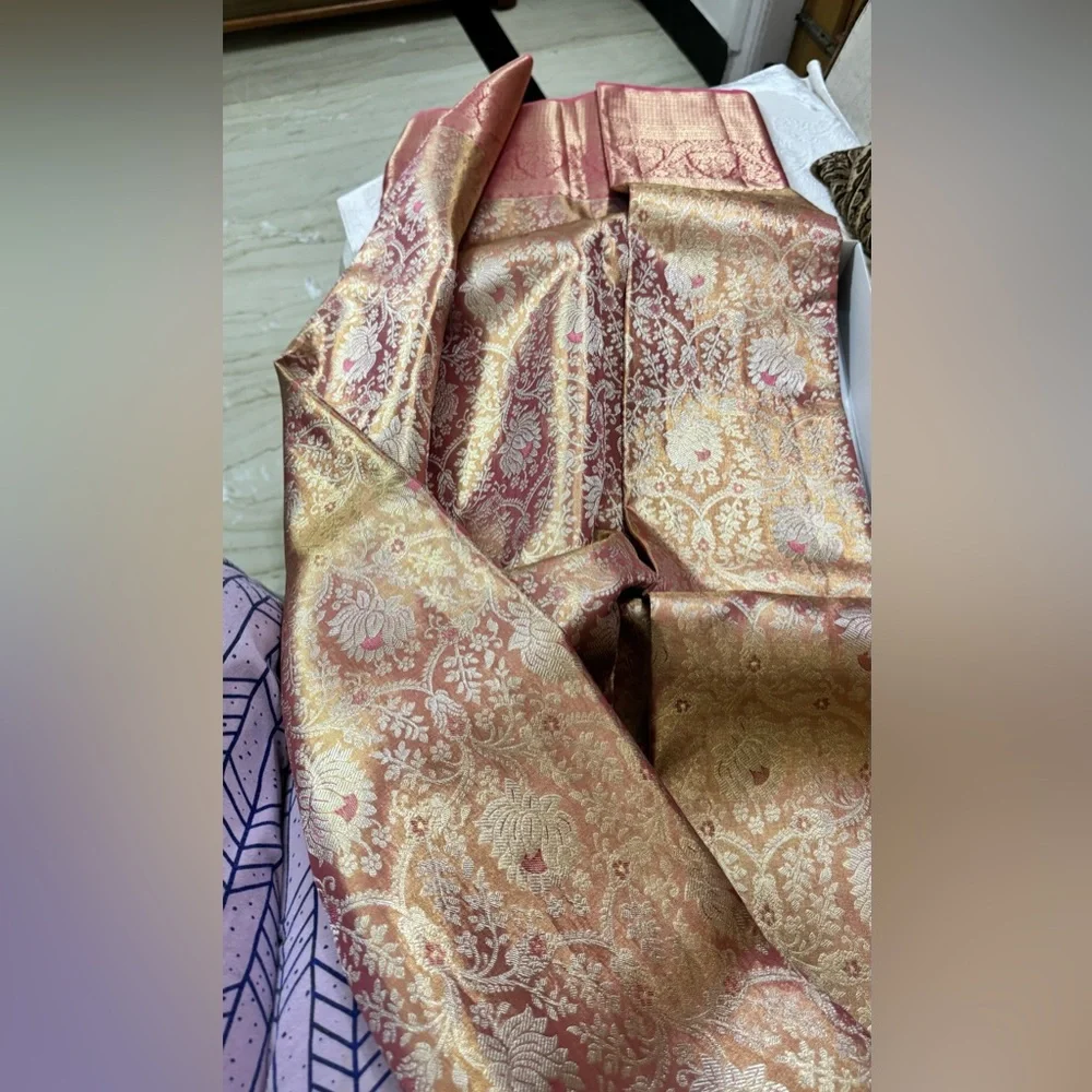 Stunning Pink/Peach and Gold Handwoven Kanjeevaram Silk and Pure Zari Saree - Picture 7 of 16